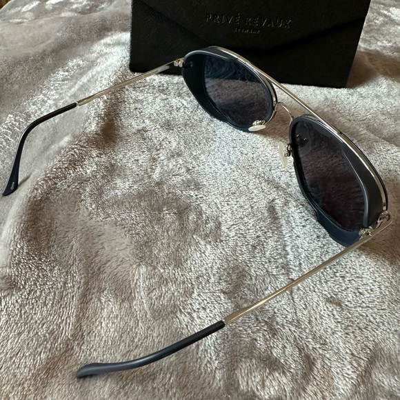 Prive' Revaux The Explorer Polarized lenses
Sunglasses with Navy frame NWT - Picture 2 of 9